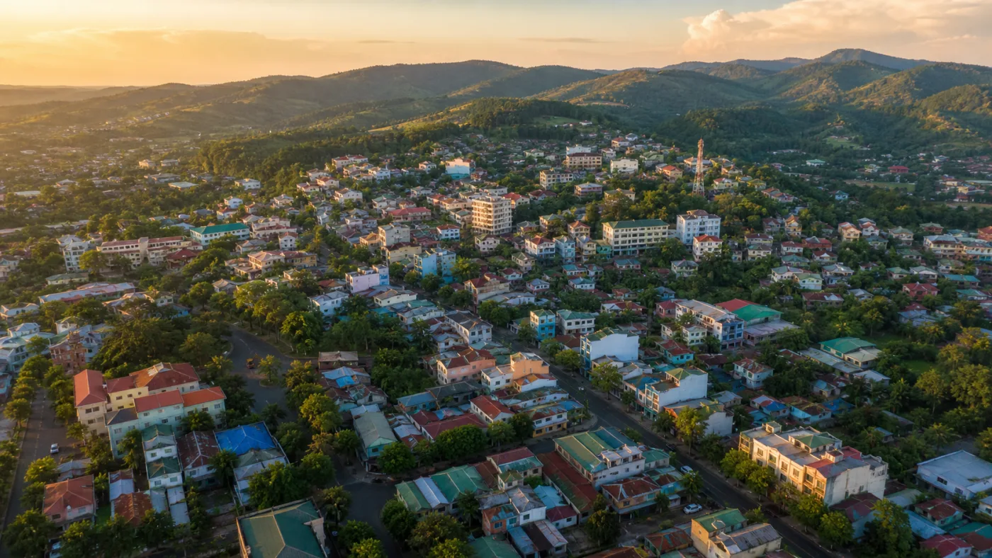 Phường Bắc Gia Nghĩa nhìn từ trên cao, khu đô thị trung tâm Gia Nghĩa với nhà phố mái đỏ san sát, xa xa là đồi cà phê và rẫy trên nền đất bazan đỏ