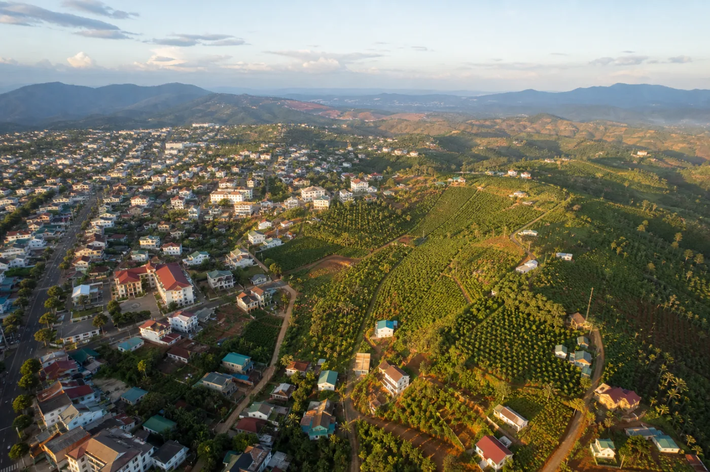 Toàn cảnh khu dân cư Nam Gia Nghĩa nhìn từ trên cao, nhà phố xen vườn cà phê và đồi bazan đỏ đặc trưng Tây Nguyên