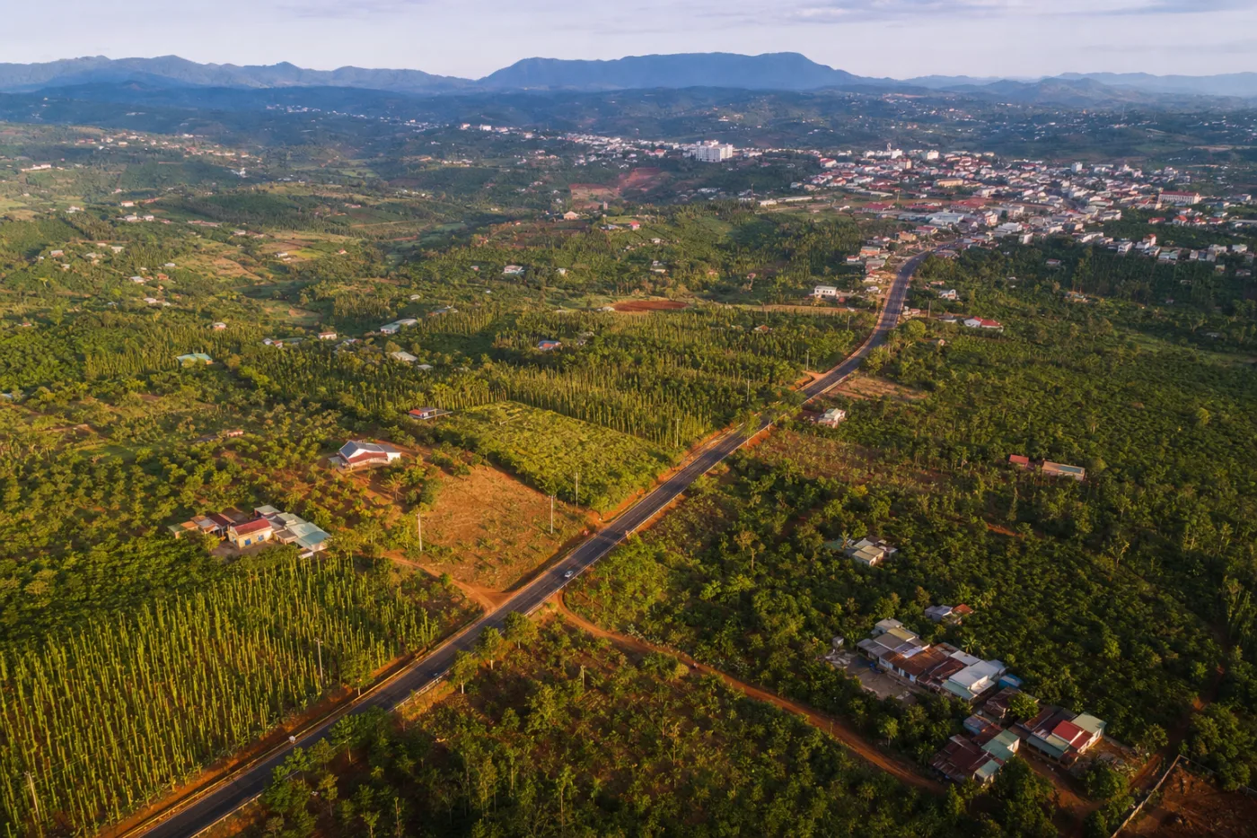 Xã Trường Xuân nhìn từ trên cao, đồi rẫy cà phê và vườn trải rộng mênh mông trên đất bazan đỏ, xa xa là khu dân cư Gia Nghĩa
